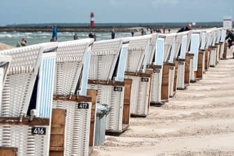 Strandkörbe stehen am Ostseestrand in Warnemünde: Der Tourismusbranche fehlen weiter Fachkräfte.