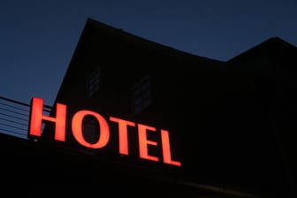 Schriftzug "Hotel" (Symbolbild): Zwei Männer haben in Köln ein Hotel überfallen.