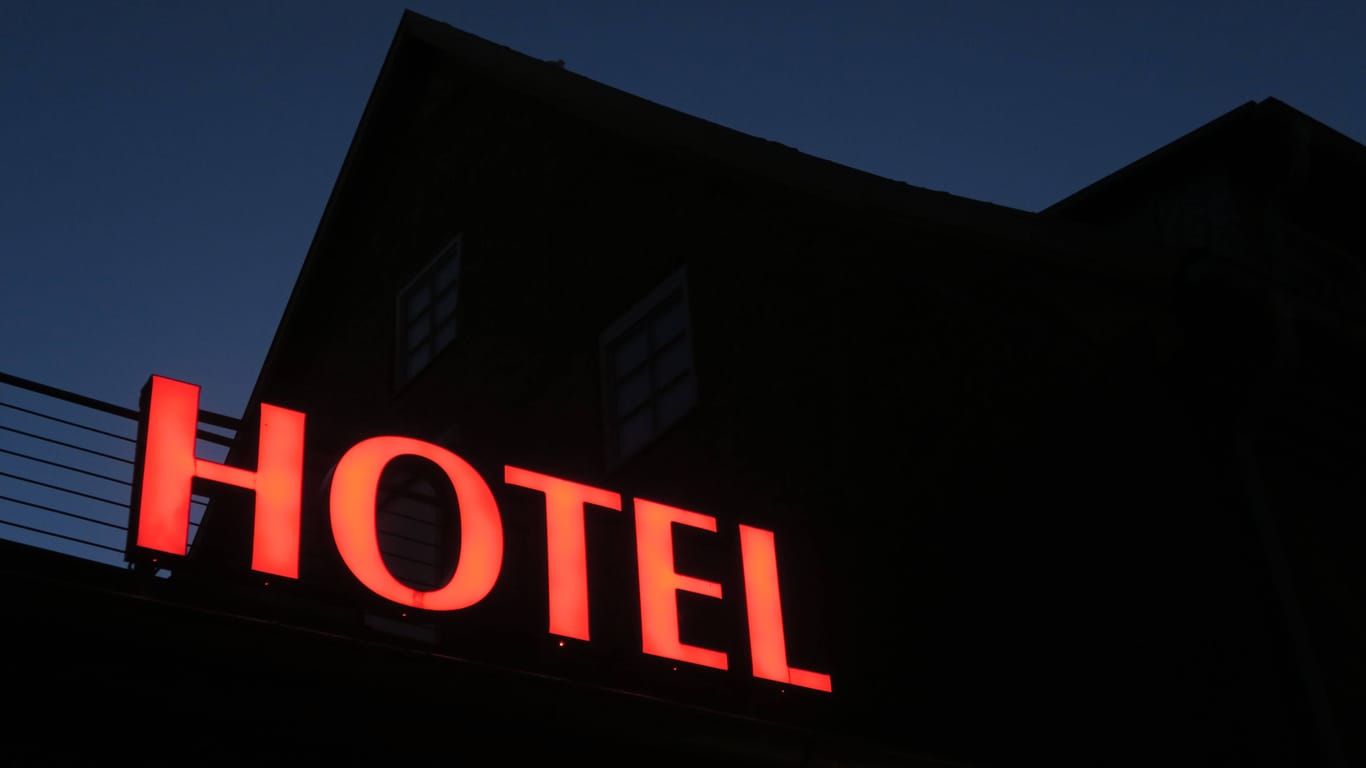 Schriftzug "Hotel" (Symbolbild): Zwei Männer haben in Köln ein Hotel überfallen.