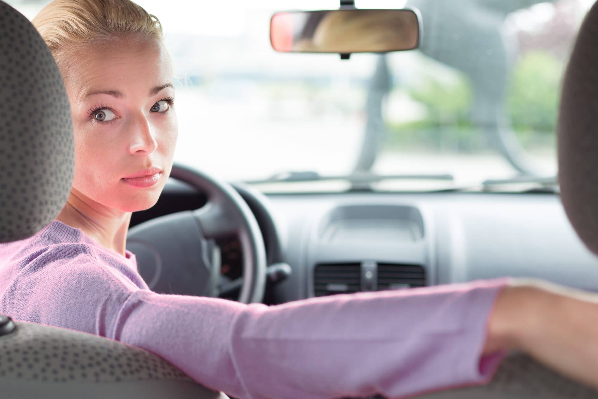 Seltsame Geräusche im Rückwärtsgang: Unter Umständen hat das Auto ein Problem.