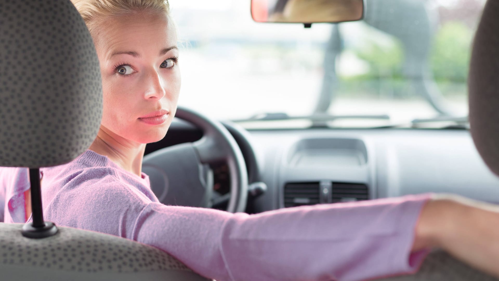 Seltsame Geräusche im Rückwärtsgang: Unter Umständen hat das Auto ein Problem.