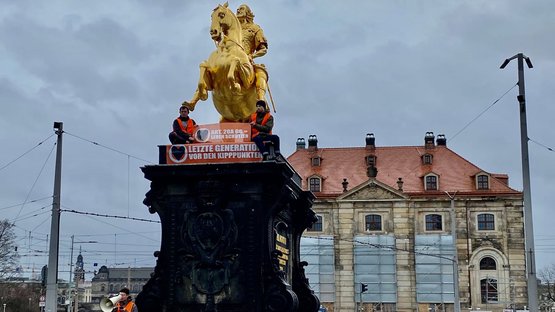 Vor Ort hatten die Aktivisten ihre Protestaktion auf dem Goldenen Reiter in eine spontane Versammlung umgewandelt.