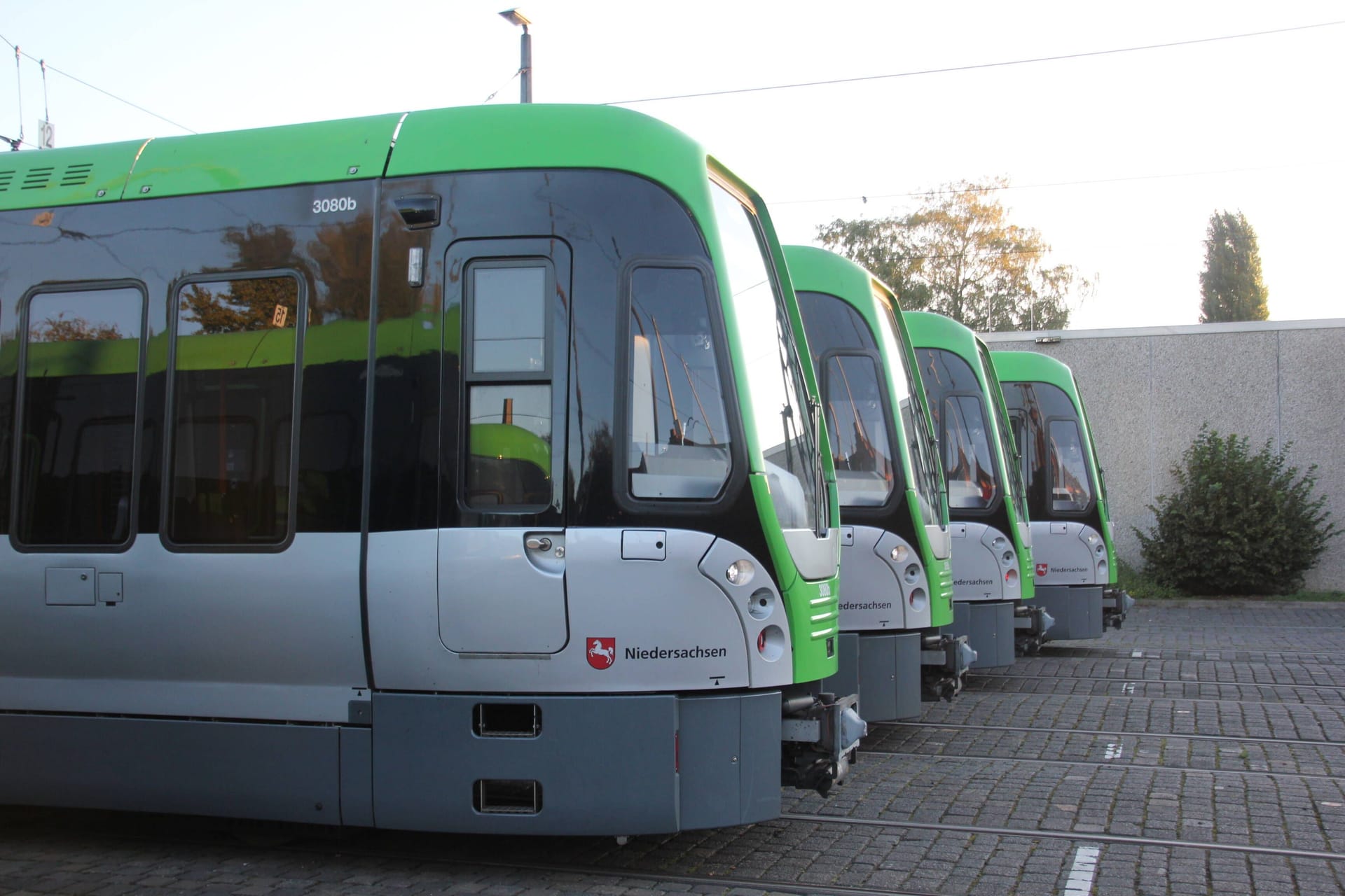 Mehrere Stadtbahnen in Hannover (Archivbild): Hannover belegt in einem aktuellen Ranking zusammen mit Karlsruhe Platz eins.