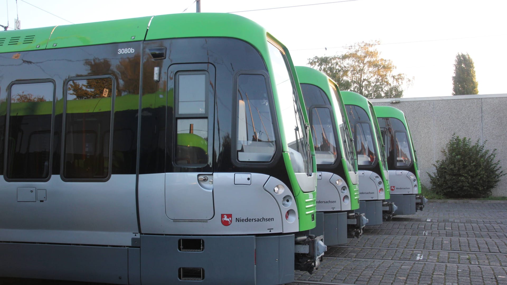 Mehrere Stadtbahnen in Hannover (Archivbild): Hannover belegt in einem aktuellen Ranking zusammen mit Karlsruhe Platz eins.