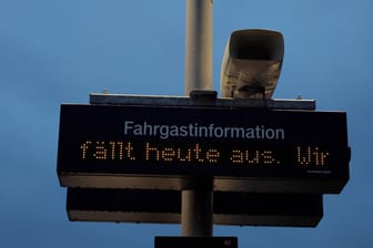 Eine Anzeigetafel am Bahnhof im frühen Morgen weist auf ausfallende Züge hin: Trotz abgewendeten Bahnstreiks fallen einige Verbindungen in Bayern aus.