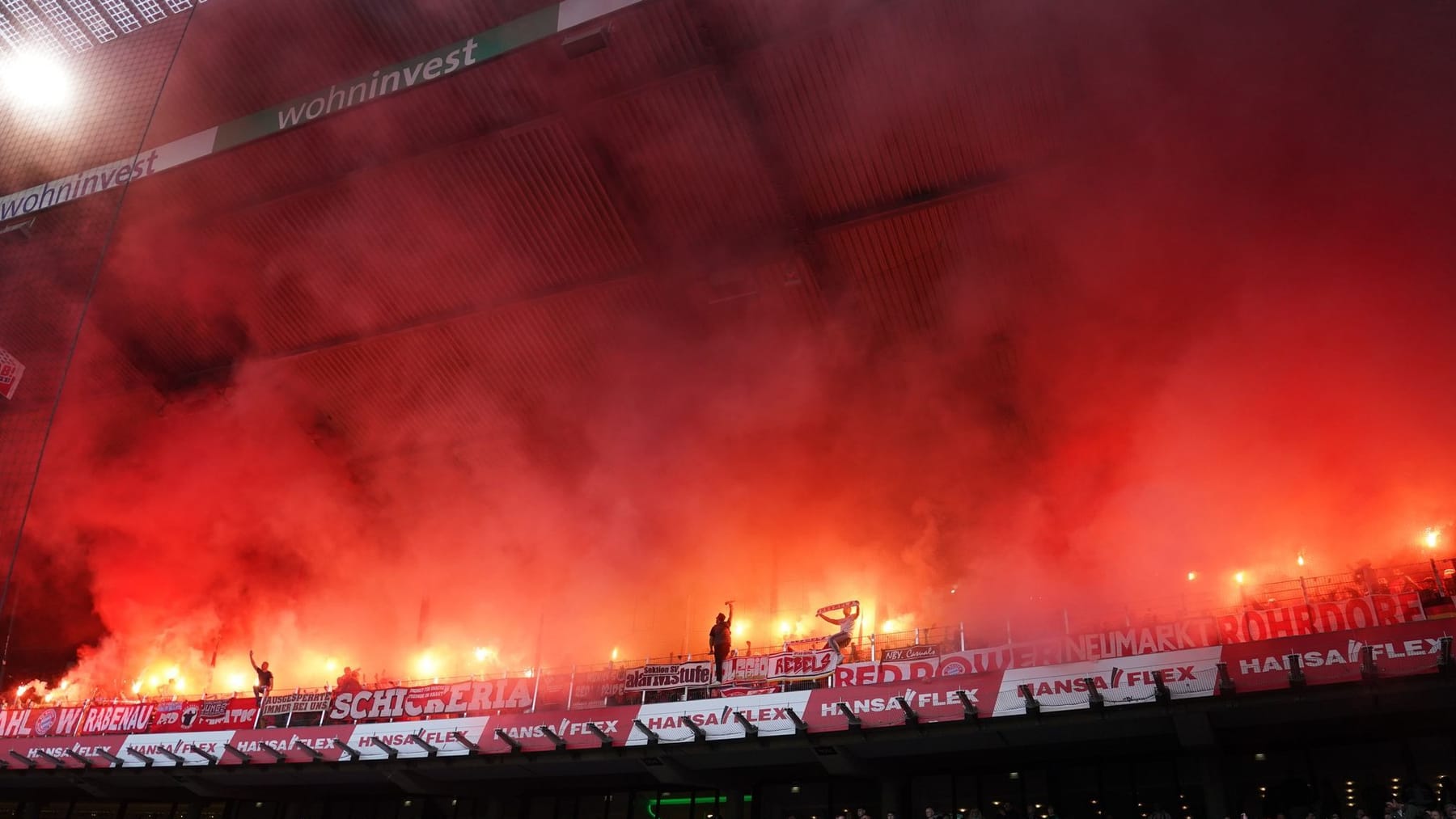 Werder Bremen Bietet Erstattung Der Ticketkosten Nach Pyro-Einsatz Im ...