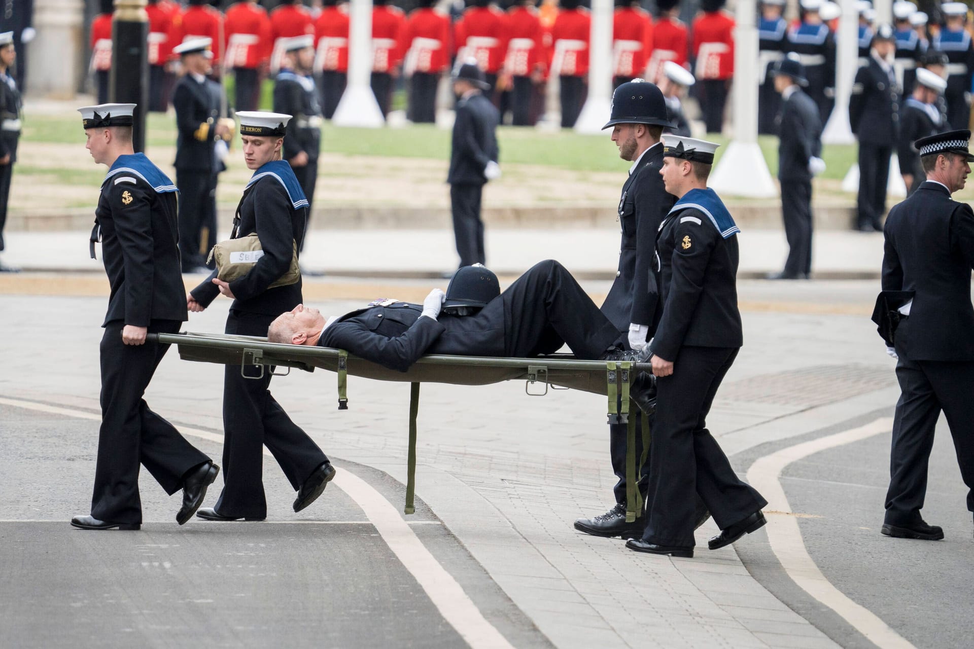 19. September 2022 in London: Bei der Beerdigungszeremonie für die Queen fällt ein Sicherheitsbeamter in Ohnmacht.