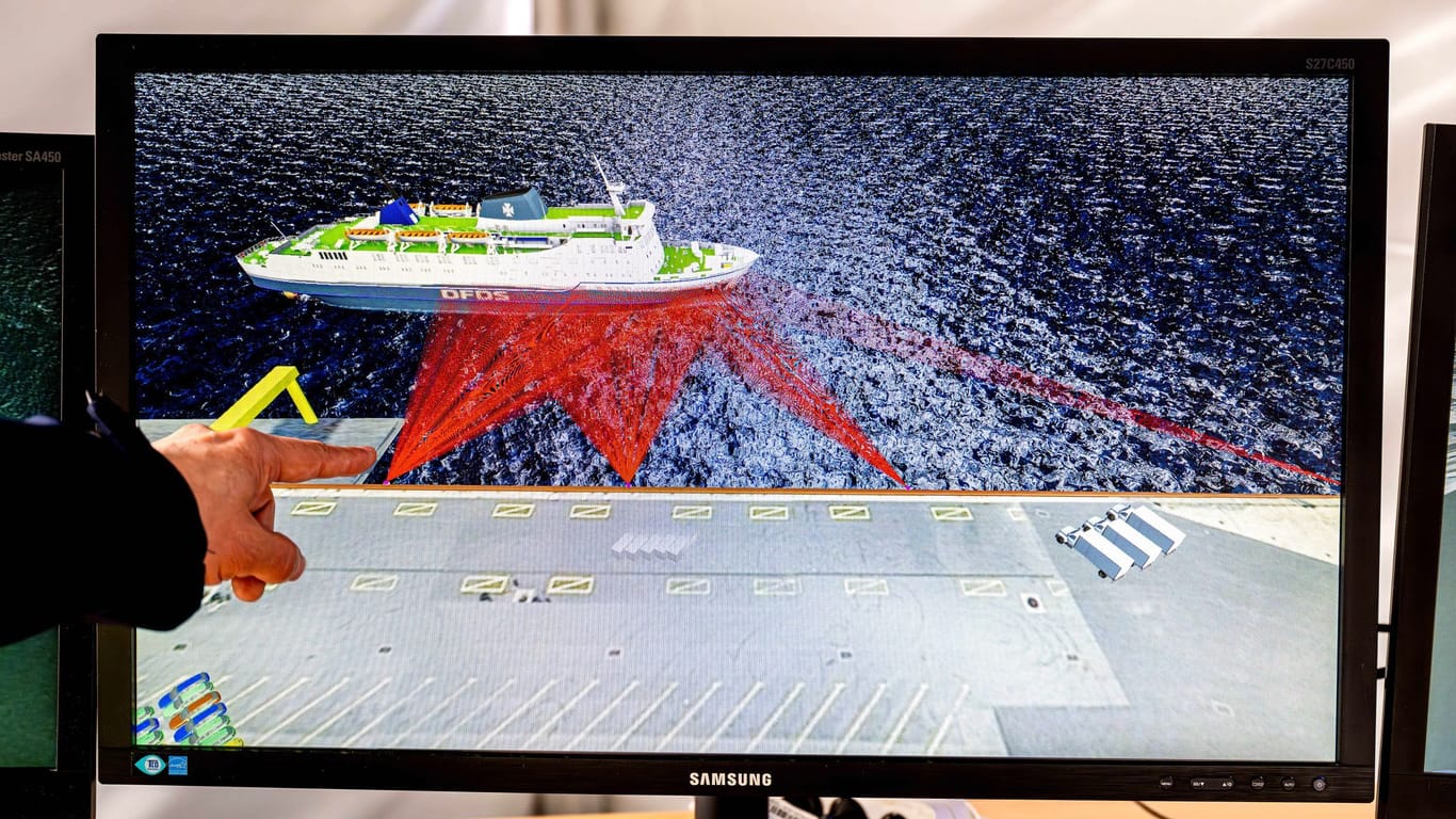 Auf einem Bildschirm wird die Funktionsweise der Sensoren am Kai angezeigt, die den Abstand von anlegenden Schiffen messen.