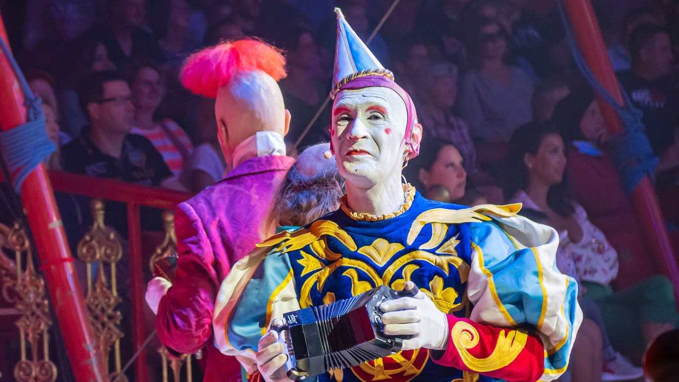 Ein Clown auf der Bühne des Circus Roncalli (Archivbild): In Hamburg gastieren die Künstler und Akrobaten bis Ende Juni.