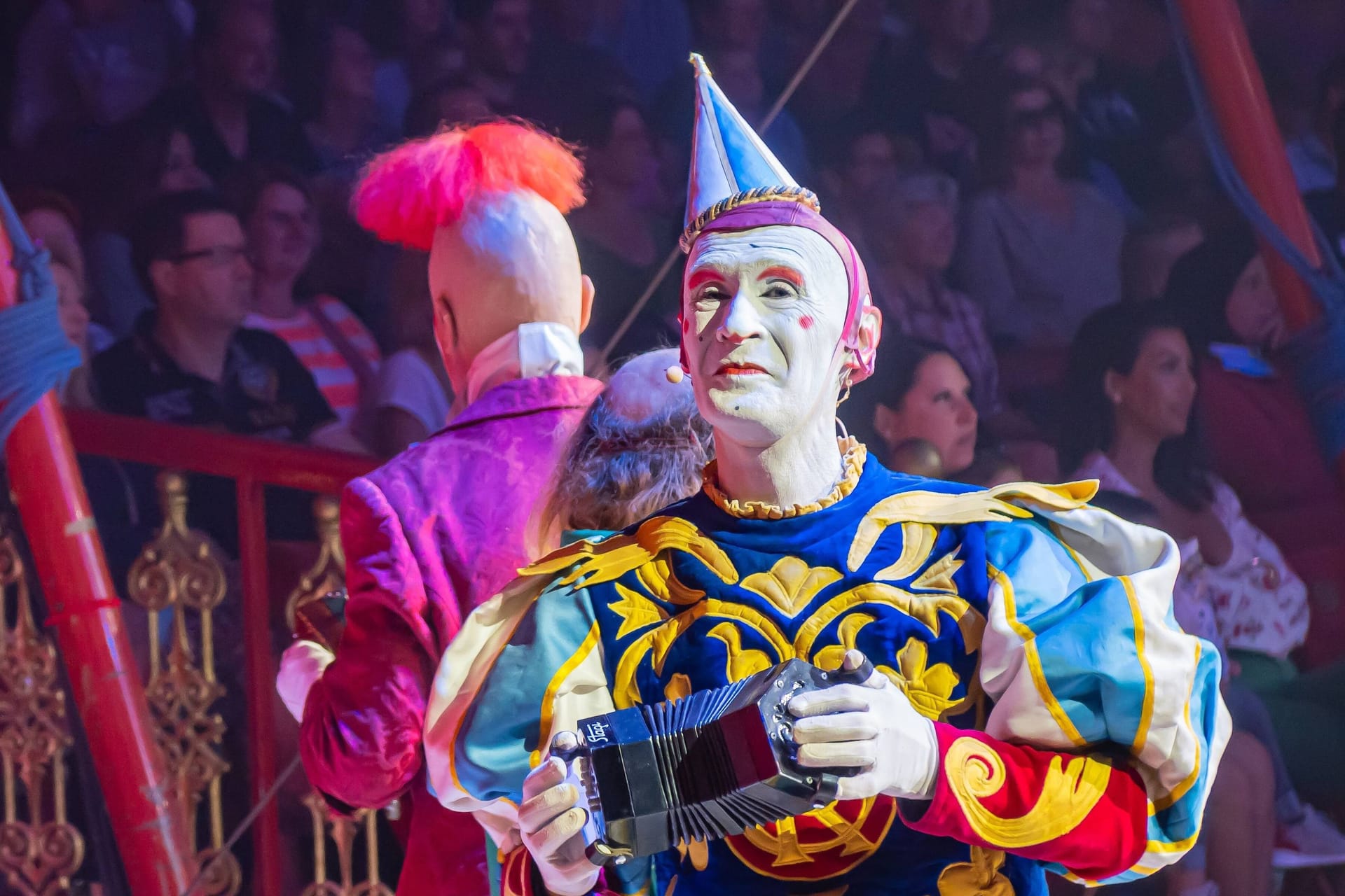 Ein Clown auf der Bühne des Circus Roncalli (Archivbild): In Hamburg gastieren die Künstler und Akrobaten bis Ende Juni.