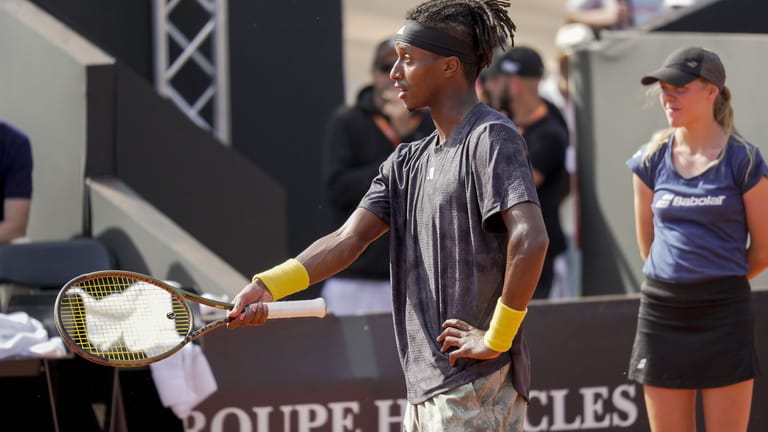 Mikael Ymer diskutiert beim Tennisturnier in Lyon: Später zerschlug er seinen Schläger.