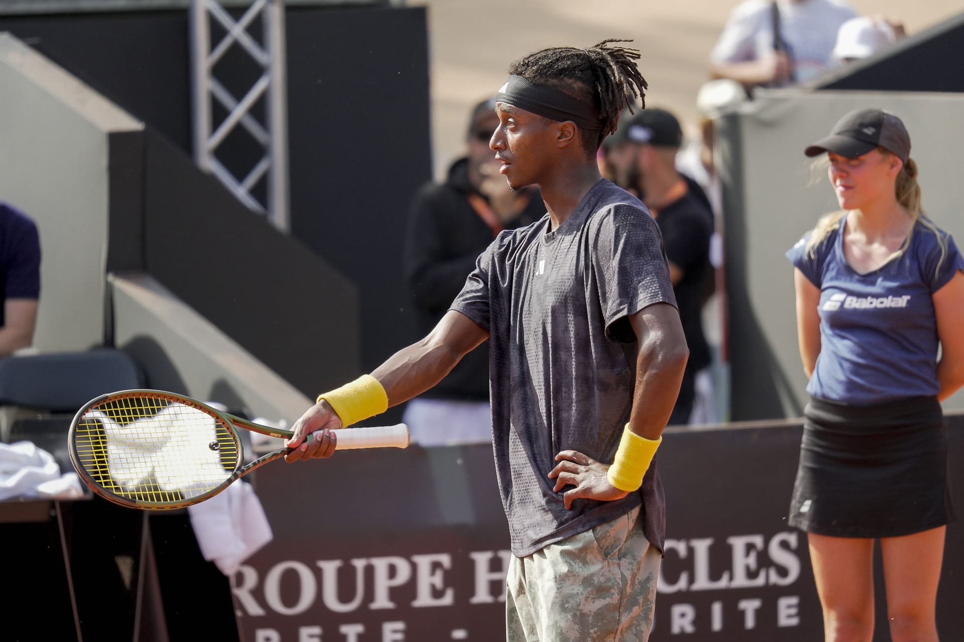 Mikael Ymer diskutiert beim Tennisturnier in Lyon: Später zerschlug er seinen Schläger.