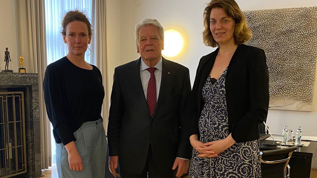 t-online-Reporterinnen Kati Degenhardt und Miriam Hollstein (re.) mit Joachim Gauck