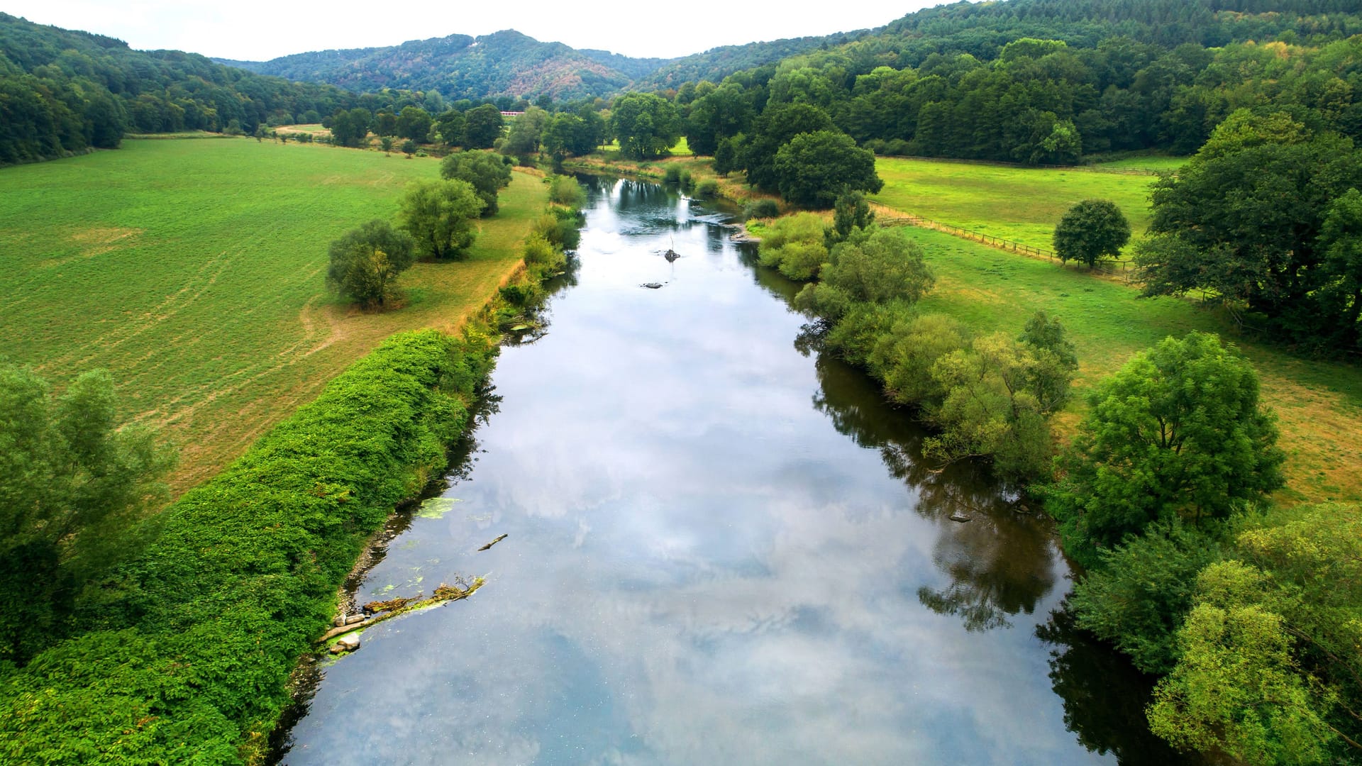Der Fluss Sieg aus der Vogelperspektive (Archivbild): Am Samstagabend soll bei Siegburg angeblich ein Mann in den Fluss gesprungen sein, Der Fluss Sieg aus der Vogelperspektive (Archivbild): Am Samstagabend soll bei Siegburg angeblich ein Mann in den Fluss gesprungen sein,