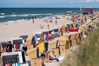 Badegäste am Strand von Wenningstedt auf Sylt (Symbolbild): Vielerorts gründen sich Bürgerinitiativen gegen zu viele Touristen.