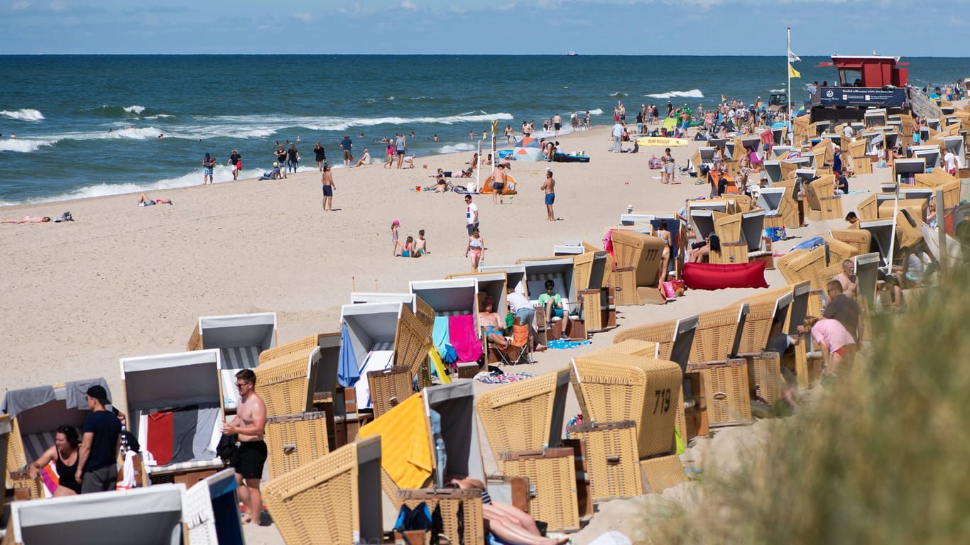 Badegäste am Strand von Wenningstedt auf Sylt (Symbolbild): Vielerorts gründen sich Bürgerinitiativen gegen zu viele Touristen.