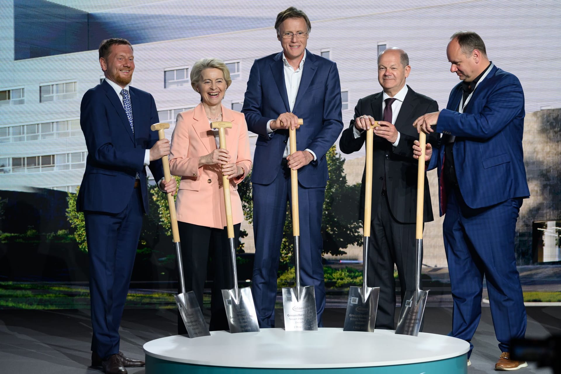 Michael Kretschmer (CDU, l-r), Ministerpräsident von Sachsen, Ursula von der Leyen, EU- Kommissionspräsidentin, Jochen Hanebeck, Vorstandsvorsitzender von Infineon, Bundeskanzler Olaf Scholz (SPD), und Dirk Hilbert (FDP), Oberbürgermeister der Stadt Dresden, machen einen symbolischen Spatenstich für die Smart Power Fab von Infineon in Dresden.