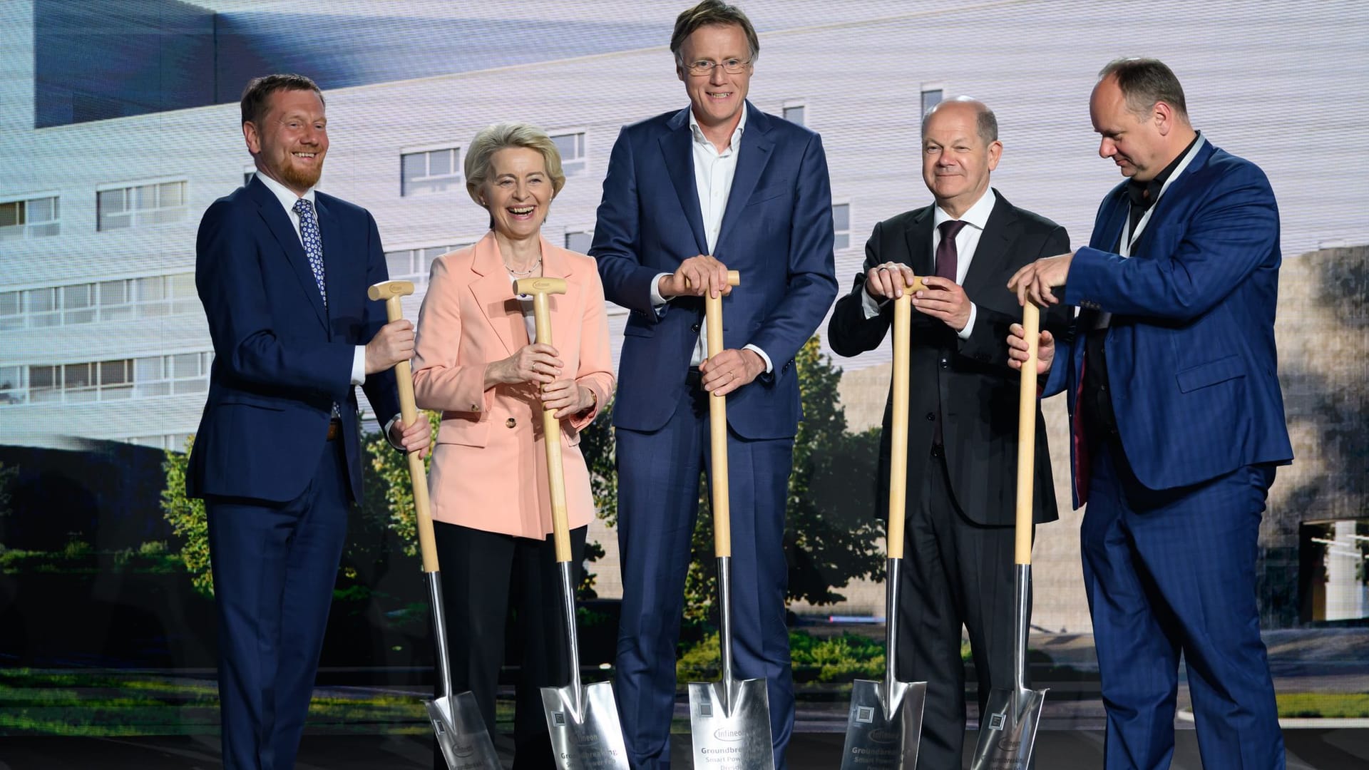 Michael Kretschmer (CDU, l-r), Ministerpräsident von Sachsen, Ursula von der Leyen, EU- Kommissionspräsidentin, Jochen Hanebeck, Vorstandsvorsitzender von Infineon, Bundeskanzler Olaf Scholz (SPD), und Dirk Hilbert (FDP), Oberbürgermeister der Stadt Dresden, machen einen symbolischen Spatenstich für die Smart Power Fab von Infineon in Dresden.