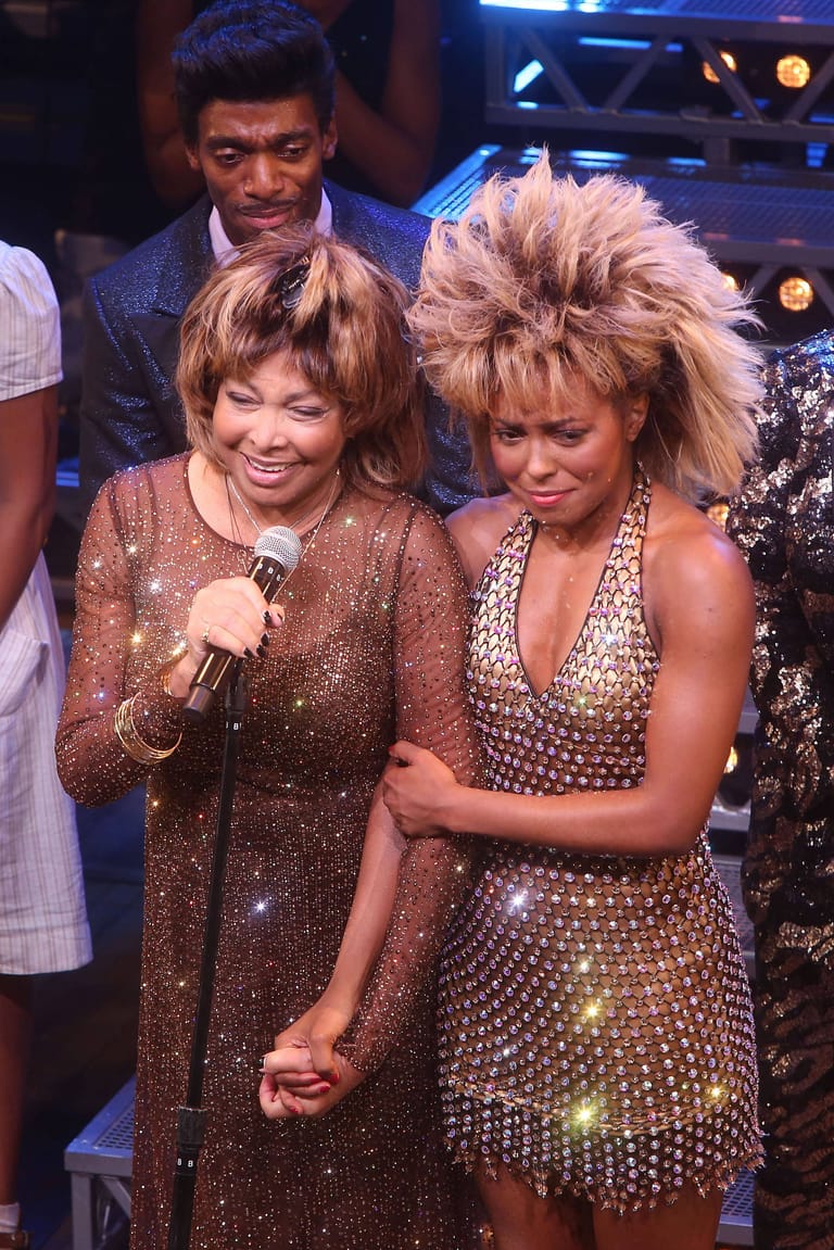 Tina Turner: Bei der Premiere zu ihrem Musical "Tina – The Tina Turner Musical" wurde sie von Hauptdarstellerin Adrienne Warren auf der Bühne gestützt.