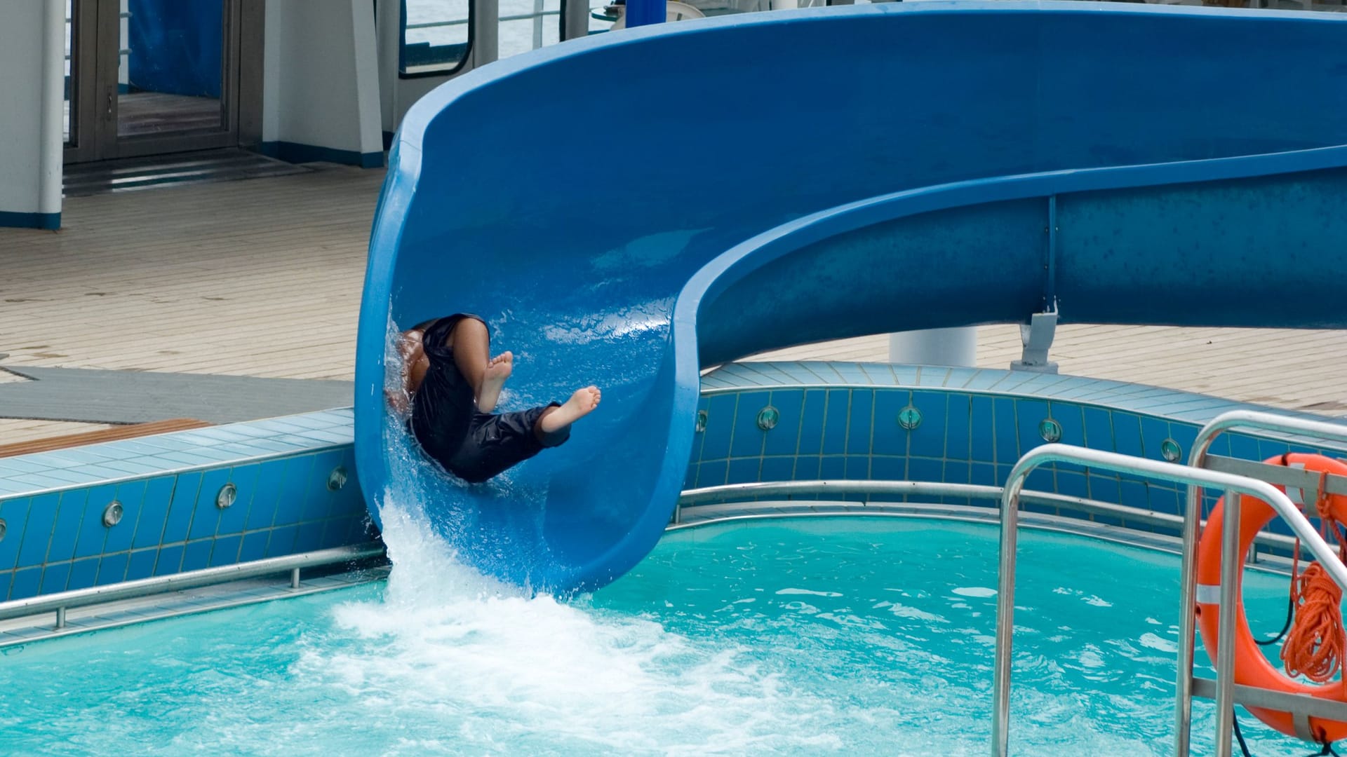 Ein Kind auf einer Rutsche im Aqua Park eines Kreuzfahrtschiffes (Symbolbild): Auf der Costa Toscana gibt es ein großes Angebot an Pools und Rutschen.