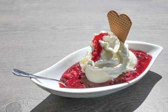 Rote Grütze mit Vanilleeis und Schlagsahne: Die Nachspeise gibt es in zahlreichen Variationen.