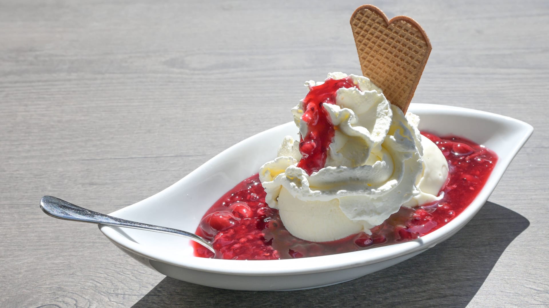 Rote Grütze mit Vanilleeis und Schlagsahne: Die Nachspeise gibt es in zahlreichen Variationen.