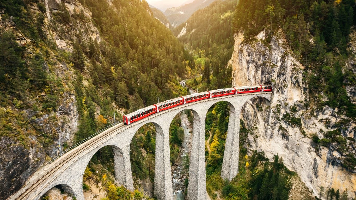 Ein Zug überquert das Landwasserviadukt in der Schweiz: Mit dem Interrail-Ticket kann man europaweit ohne Zugbindung reisen.