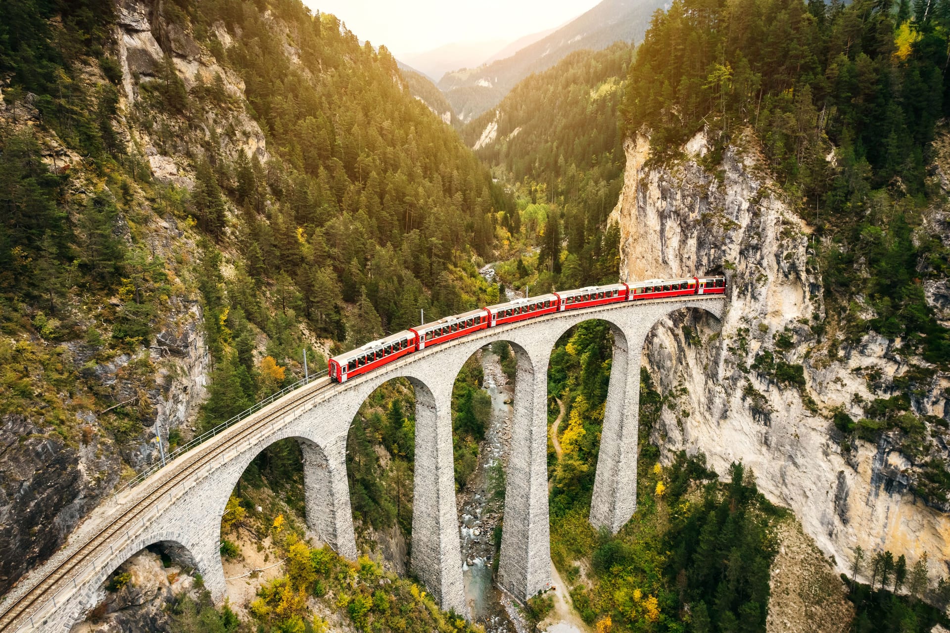 Ein Zug überquert das Landwasserviadukt in der Schweiz: Mit dem Interrail-Ticket kann man europaweit ohne Zugbindung reisen.