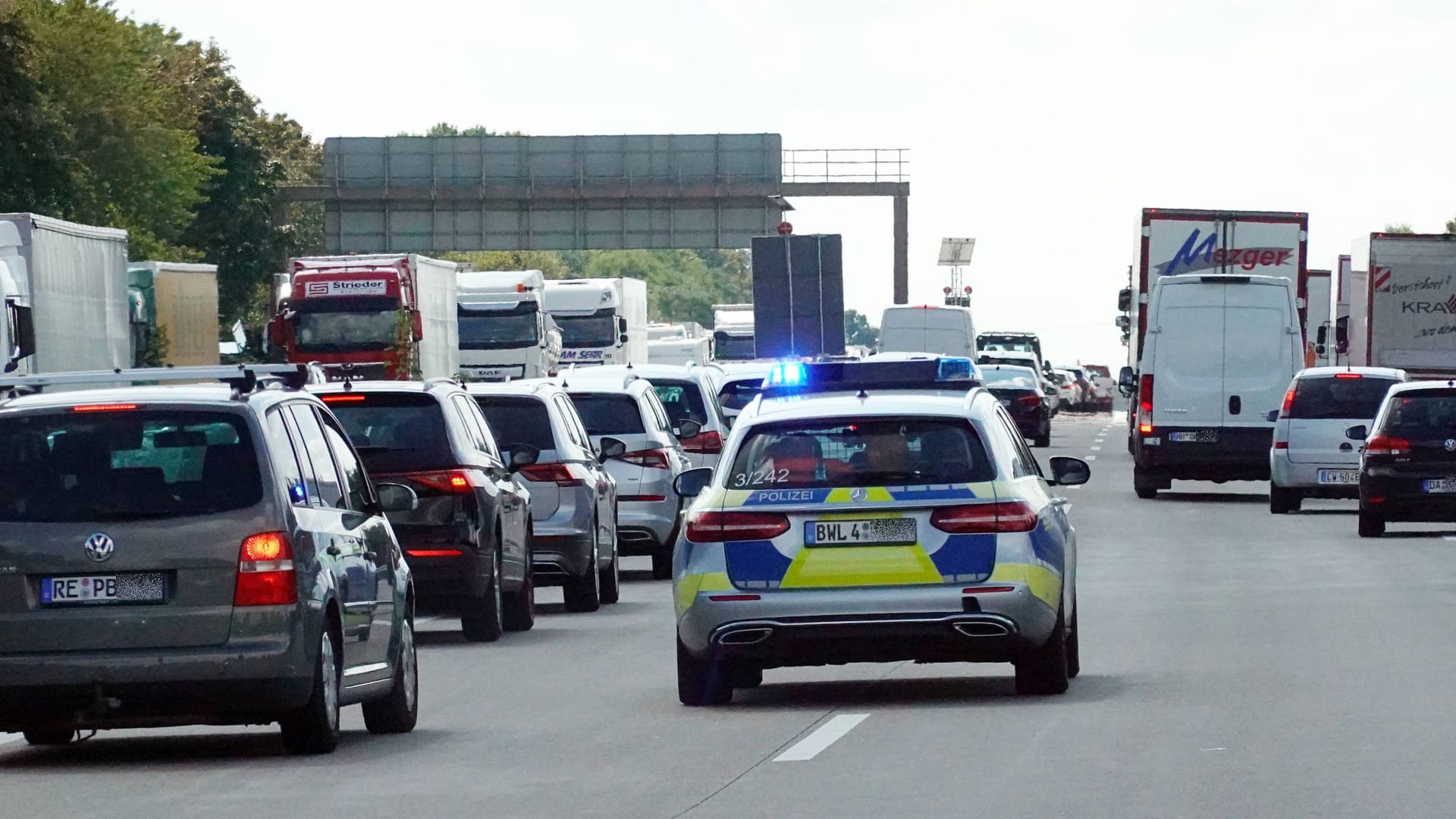 Polizeiauto in einem Stau auf der A9: Die Strecke muss wegen eines Unfalls bei München gesperrt werden. Polizeiauto in einem Stau auf der A9: Die Strecke muss wegen eines Unfalls bei München gesperrt werden.