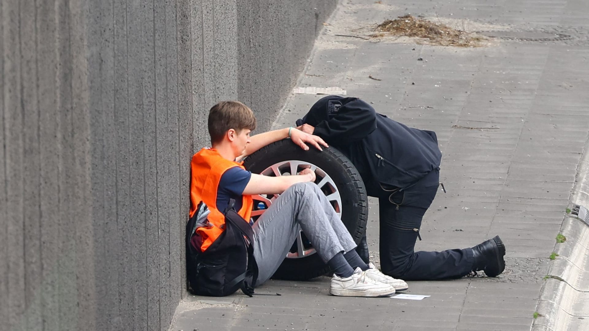 Ein Aktivist am Fahrbahnrand: Die Polizei montierte den gesamten Reifen ab.