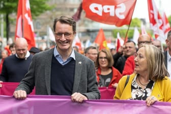 ARCHIV - Hendrik Wüst (CDU), Ministerpräsident von NRW, und Anja Weber (DGB-Landeschefin)bei der 1. Mai-Kundgebungen. Foto: Bernd Thissen/dpa/Archivbild