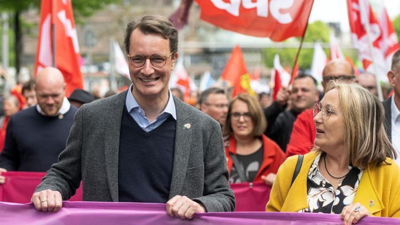 ARCHIV - Hendrik Wüst (CDU), Ministerpräsident von NRW, und Anja Weber (DGB-Landeschefin)bei der 1. Mai-Kundgebungen. Foto: Bernd Thissen/dpa/Archivbild