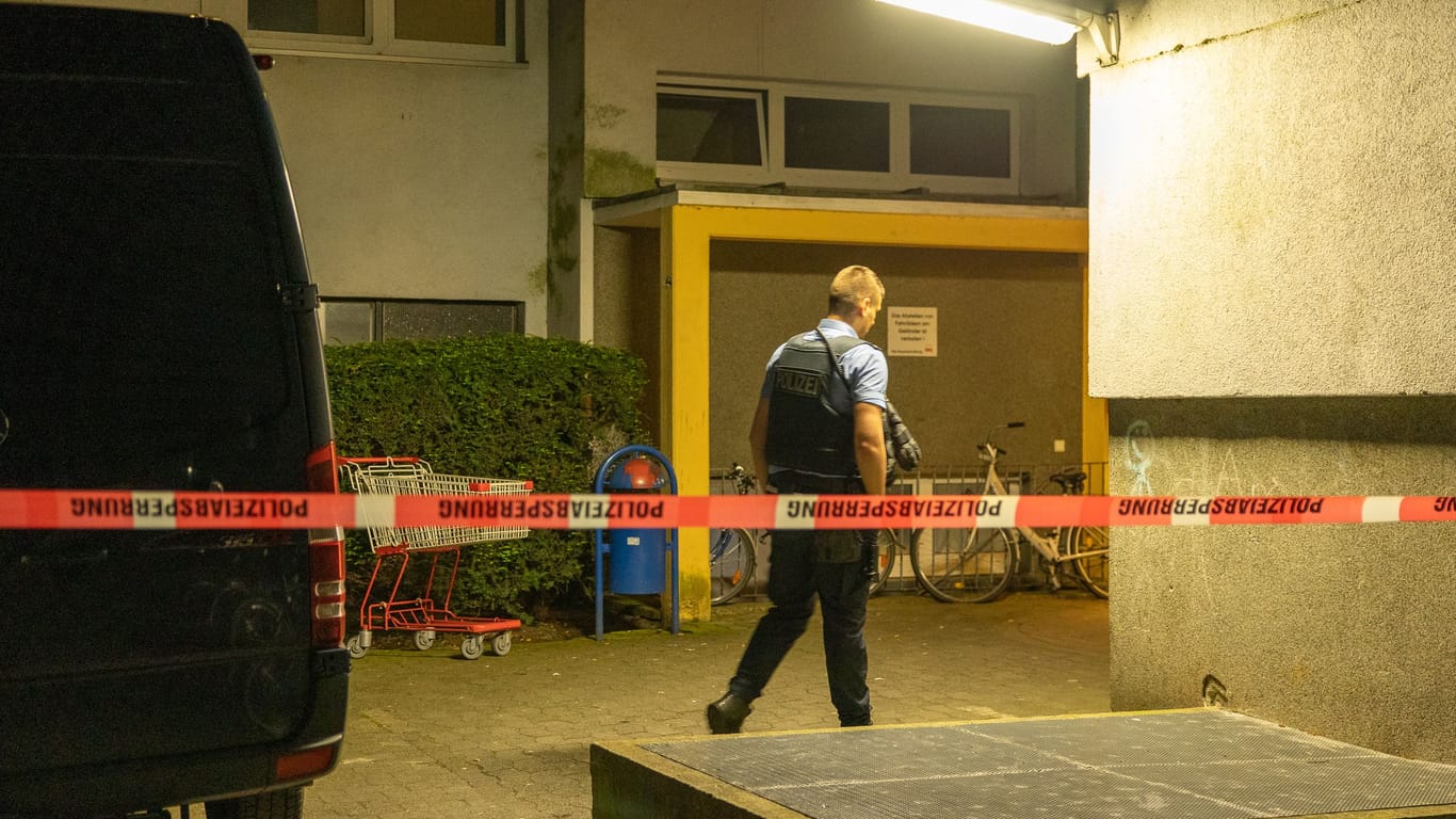Absperrband vorm Haus des Tatorts: Der Tatverdächtige rief selbst die Polizei.