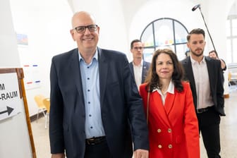 Andreas Bovenschulte, Spitzenkandidat der SPD und seine Partnerin Kerstin Krüger: Bremens Bürgermeister hat seine Stimme bereits abgegeben. m:20090101:230514-911-004602