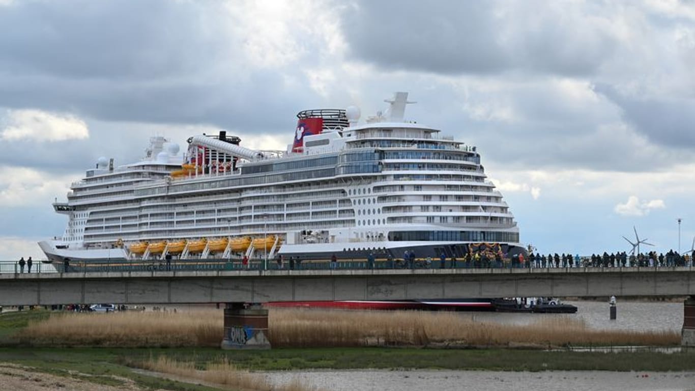Das Kreuzfahrtschiff "Disney Wish" fährt auf der Ems in Richtung Nordsee (Archivbild): Aktuell ist Disney mit fünf Schiffen auf den Weltmeeren unterwegs.