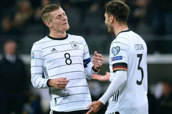 Toni Kroos (l.) mit Jonas Hector: Vom Linksverteidiger des 1. FC Köln hat der Weltmeister eine hohe Meinung.