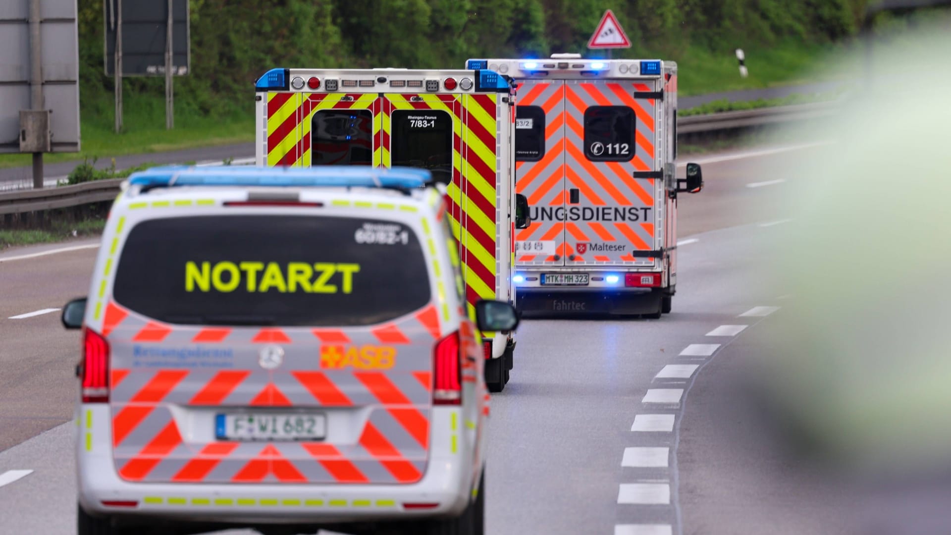 Rettungswagen in Hessen: Im Main-Taunus-Kreis ist es zu einem tragischen Unfall gekommen.