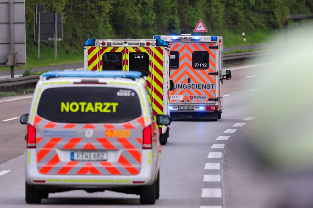 Rettungswagen in Hessen: Im Main-Taunus-Kreis ist es zu einem tragischen Unfall gekommen.