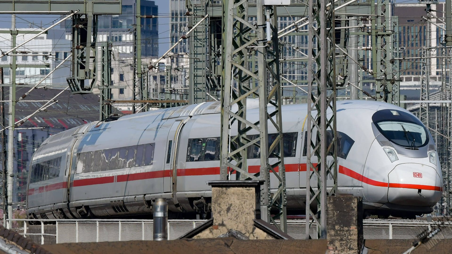 Ein ICE am Frankfurter Hauptbahnhof: Nach der Entgleisung eines Güterzuges kam es zu Problemen. Ein ICE am Frankfurter Hauptbahnhof: Nach der Entgleisung eines Güterzuges kam es zu Problemen.