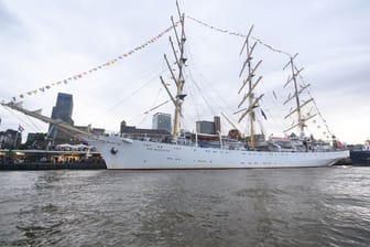 Das polnische Segelschulschiff "Dar Modziey" (Archivbild): Es war bereits beim 833. Hafengeburtstag in Hamburg zu Besuch.