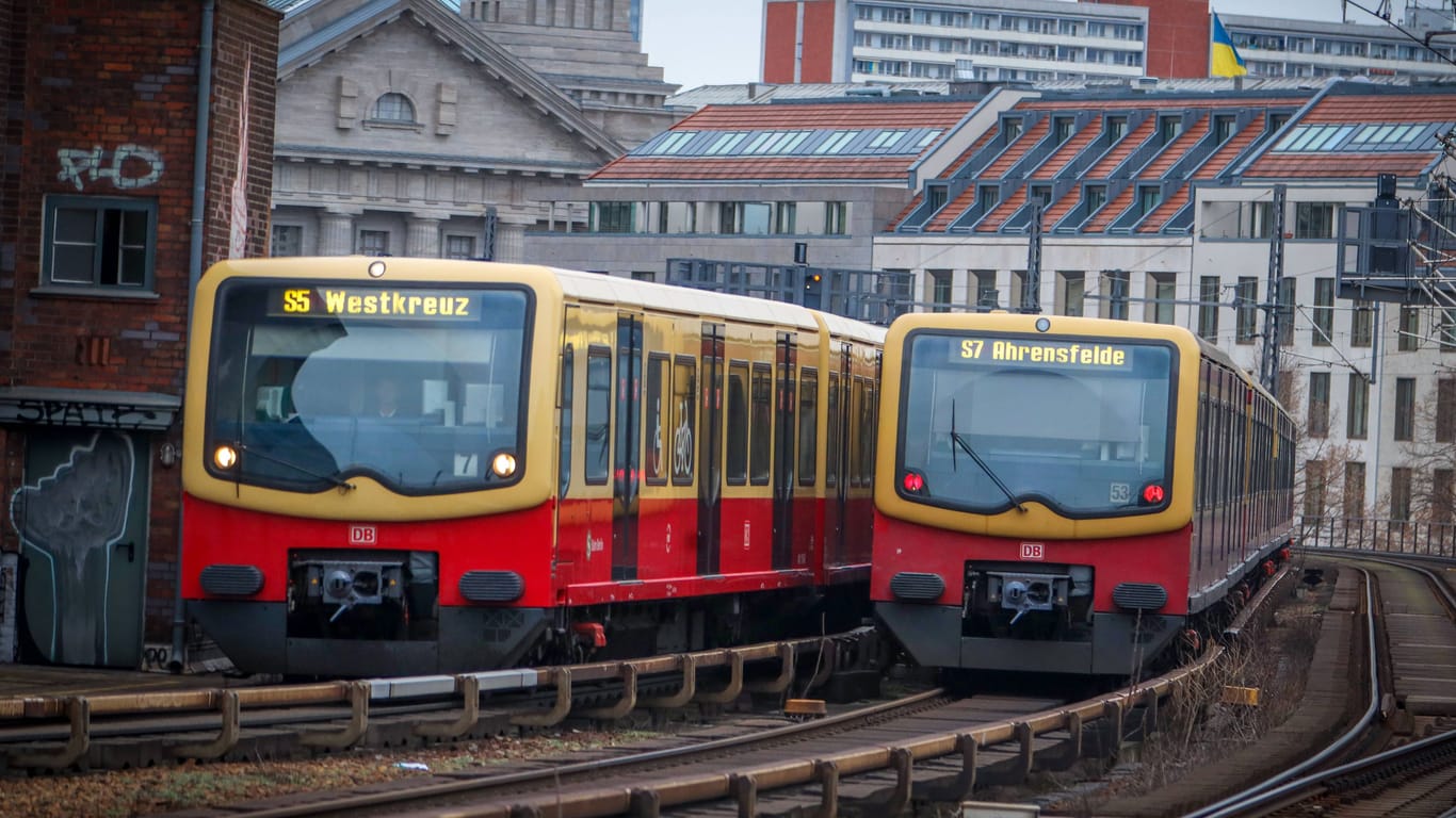 S-Bahnen in Berlin (Symbolbild): In der Hauptstadt ist es zu einem tödlichen Unglück gekommen.