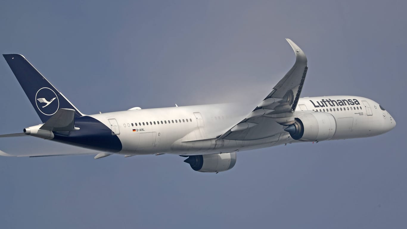 Ein Lufthansa-Jet (Symbolbild): Im Anflug auf Montreal funkte der Pilot den Code "7700" für einen Luftnotfall.