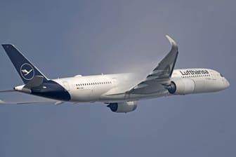 Ein Lufthansa-Jet (Symbolbild): Im Anflug auf Montreal funkte der Pilot den Code "7700" für einen Luftnotfall.