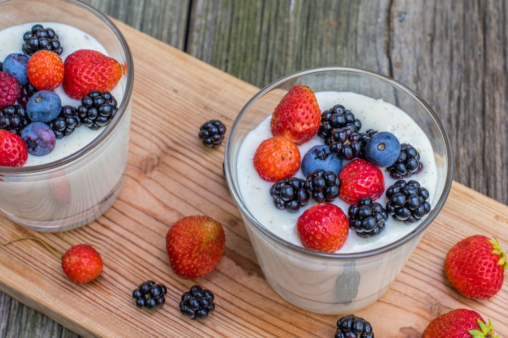 Quark oder Joghurt mit Beeren sind aufgrund ihres Proteingehalts ein idealer Snack.