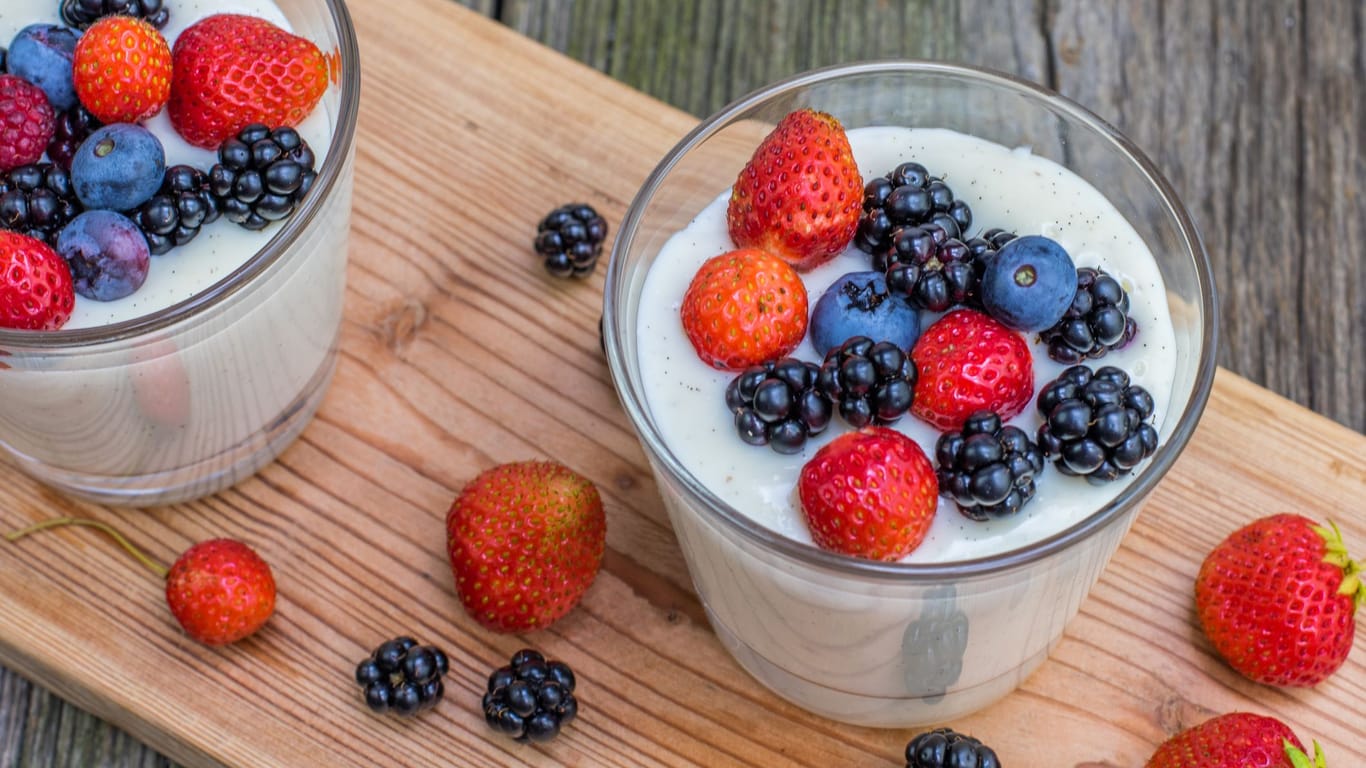 Quark oder Joghurt mit Beeren sind aufgrund ihres Proteingehalts ein idealer Snack.
