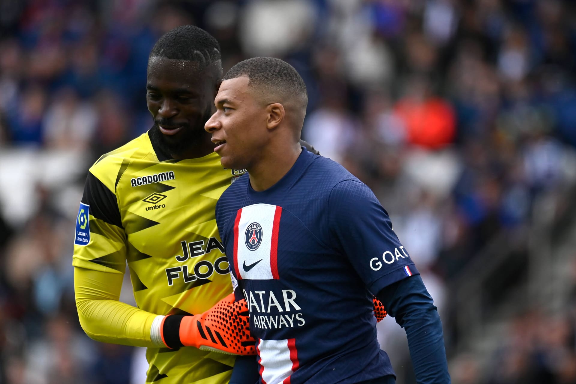 Kylian Mbappé und Yvon Mvogo (l.): Zwischen den beiden kam es zu einer seltsamen Tor-Szene.