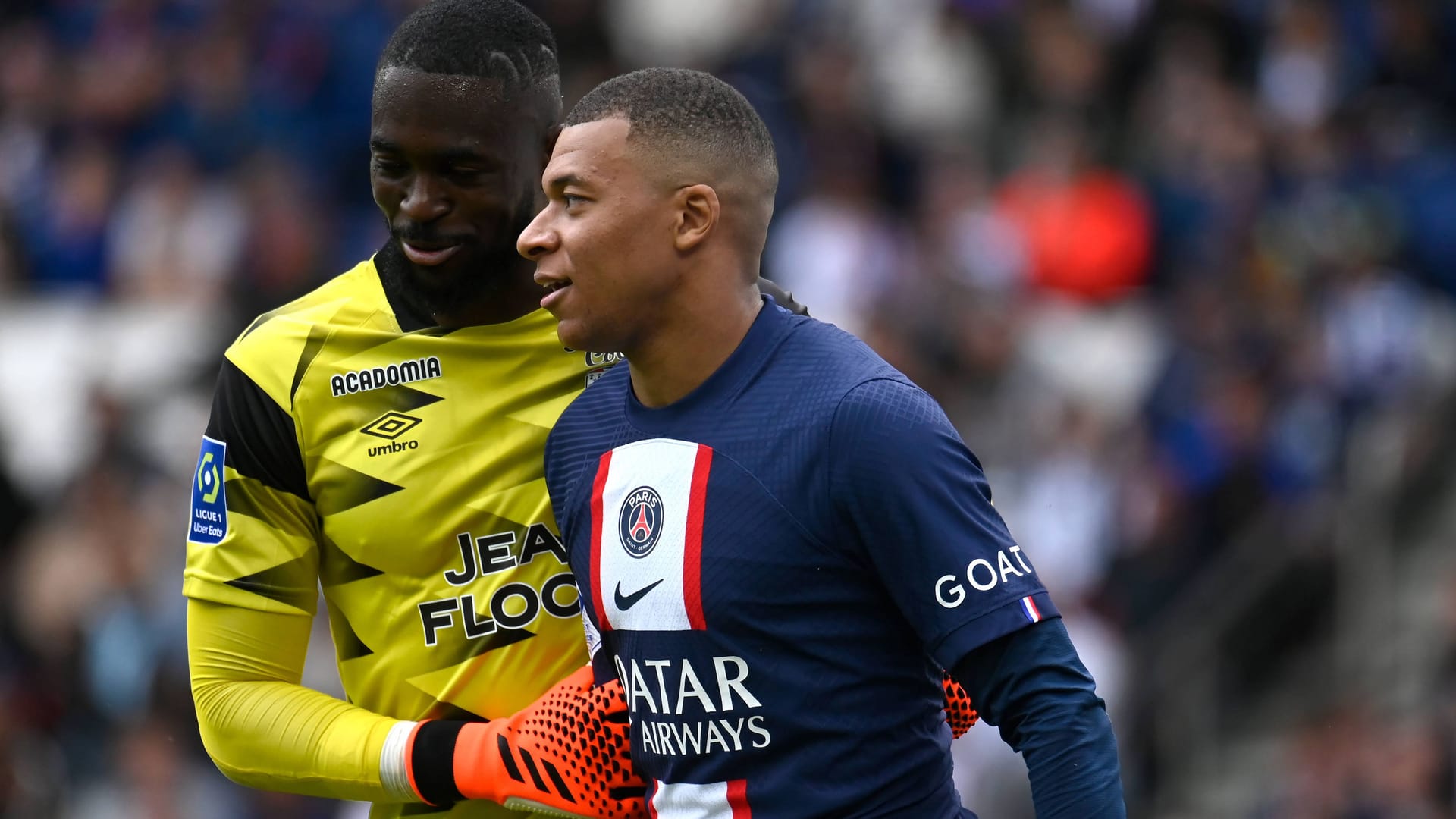 Kylian Mbappé und Yvon Mvogo (l.): Zwischen den beiden kam es zu einer seltsamen Tor-Szene.