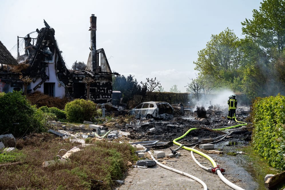 Die Feuerwehr arbeitet am Brandort: Nach einer Explosion ist in Putgarten im Norden der Insel Rügen am Morgen ein Feuer ausgebrochen und hat mehrere Häuser zerstört.