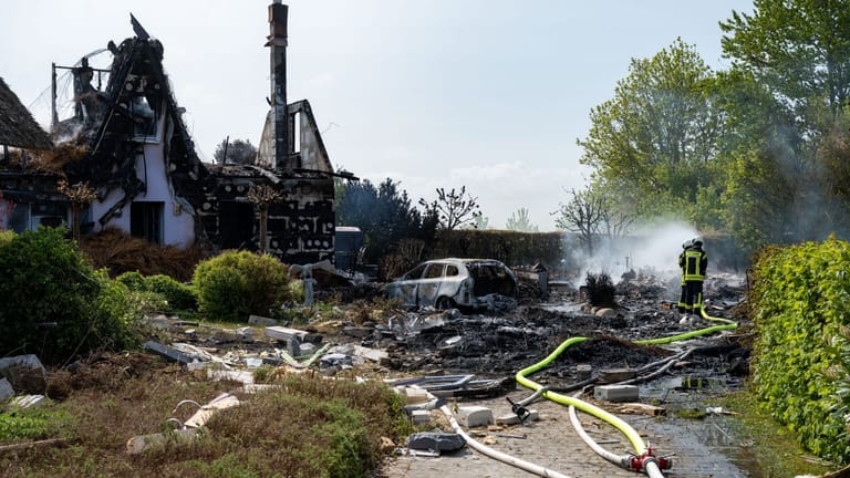 Die Feuerwehr arbeitet am Brandort: Nach einer Explosion ist in Putgarten im Norden der Insel Rügen am Morgen ein Feuer ausgebrochen und hat mehrere Häuser zerstört.