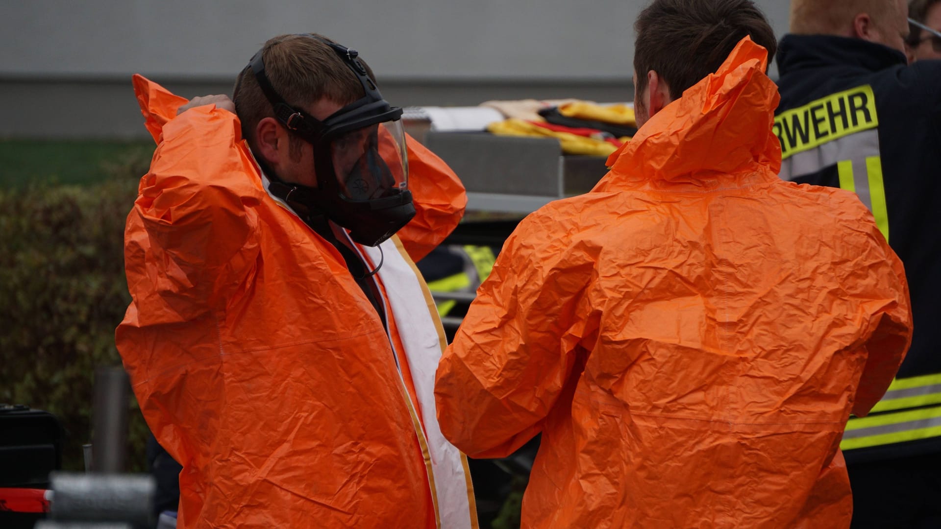 Einsatzkräfte bei einem Gefahrguteinsatz (Symbolfoto): Ein junger Mann kam per Rettungshubschrauber in eine Klinik. Einsatzkräfte bei einem Gefahrguteinsatz (Symbolfoto): Ein junger Mann kam per Rettungshubschrauber in eine Klinik.